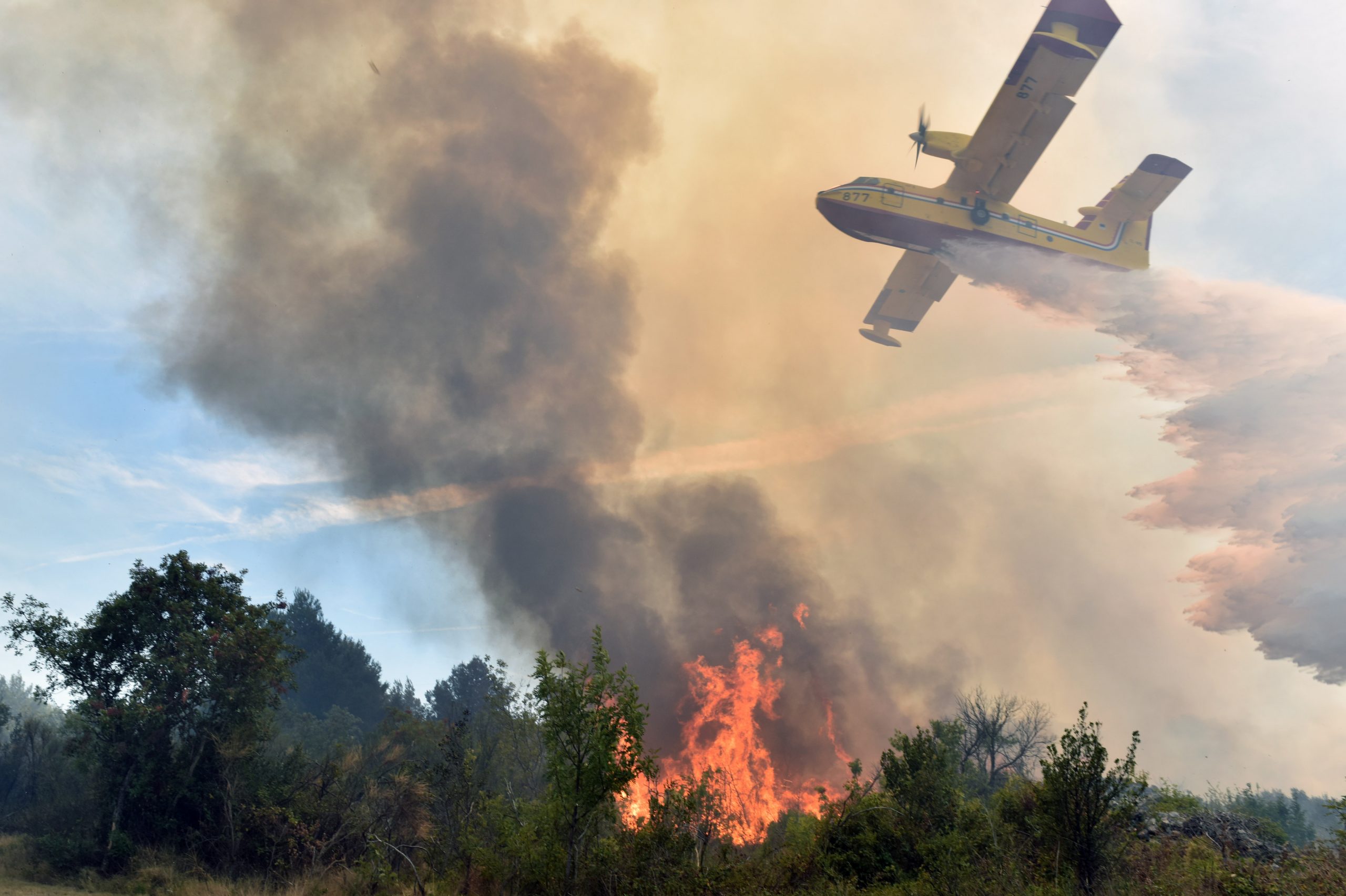 26.08.2020., Vodice - Veliki pozar u okolici Vodica uz kopnene snage gase Air-tractori i kanaderi. Cesta je zatvorena za sav promet.
Photo: Hrvoje Jelavic/PIXSELL