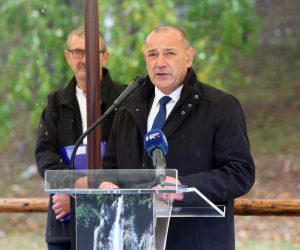 26.09.2020., Grabovac - Kod spomen obiljezja u spomen na pogibije troje djece i sjecanju na najmladu zrtvu u Domovinskom ratu obiljezena je 29. obljetnica njihove pogibije. Komemoraciji za poginulima je uz obitelj, izaslanike vojske, policije, branitelje nazocio i potpredsjednik Vlade i ministar hrvatskih branitelja Tomo Medved.
Photo: Kristina Stedul Fabac/PIXSELL