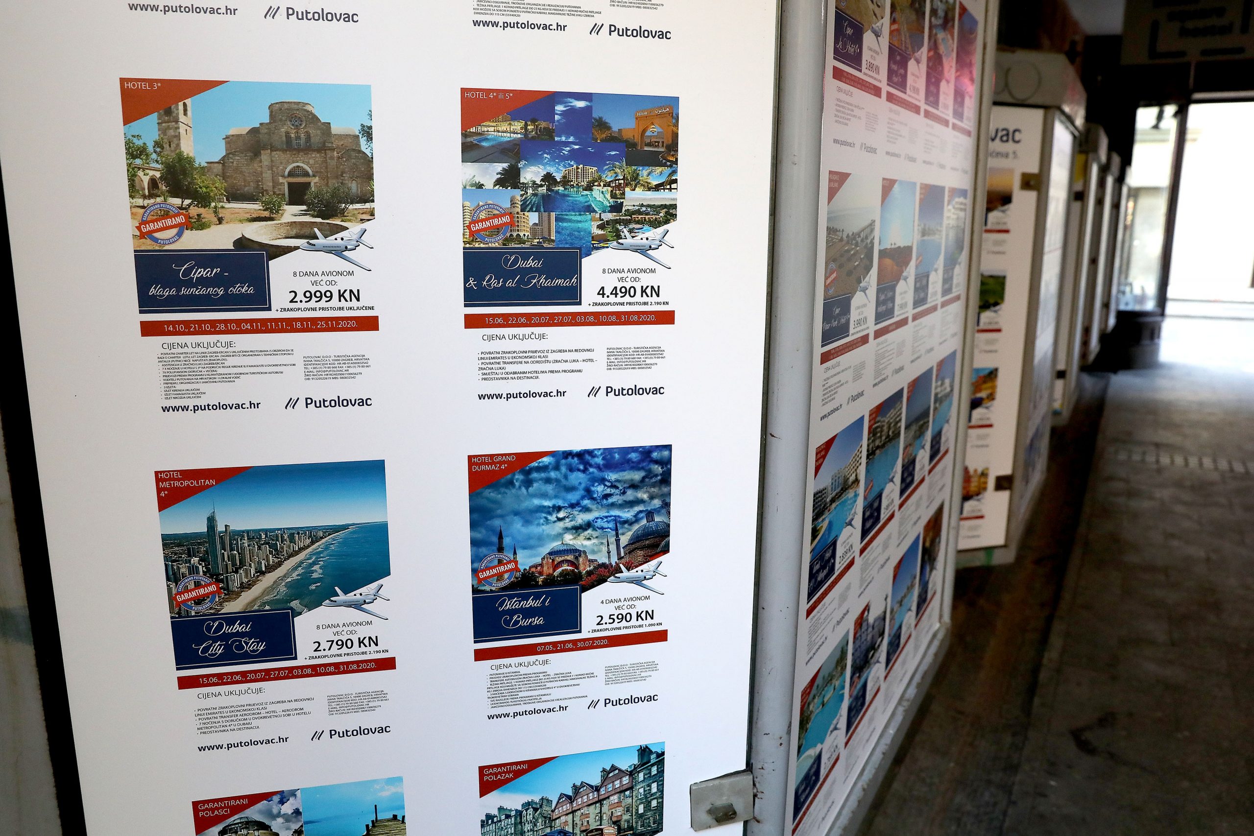 27.02.2020., Zagreb - Iz izloga i sa reklama turistickih agencija skoro preko noci su nestale nekad vrlo popularne destinacije sjeverne Italije koje su sada zahvacene koronavirusom.
Photo: Patrik Macek/PIXSELL