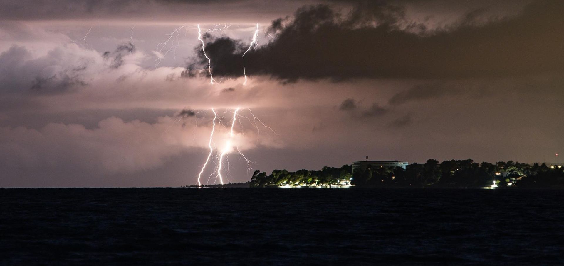 25.07.2020., Zadar - Oluja iznad Losinja promatrana iz Zadra. Photo: Bruno Fantulin/PIXSELL