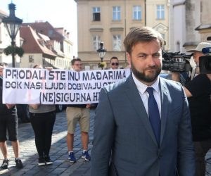 27.08.2020., Zagreb - Ministar gospodarstva i odrzivog razvoja Tomislav Coric dolazi na sjednicu Vlade RH. Ispred Banskih dvora docekali su clanovi Foruma mladih SDP-a s transparentom "Prodali ste INA-u  Madajrima, dok nasi ljudi dobivaju otkaze". Photo: Zeljko Lukunic/PIXSELL