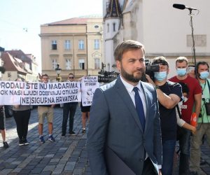 27.08.2020., Zagreb - Ministar gospodarstva i odrzivog razvoja Tomislav Coric dolazi na sjednicu Vlade RH. Ispred Banskih dvora docekali su clanovi Foruma mladih SDP-a s transparentom "Prodali ste INA-u  Madajrima, dok nasi ljudi dobivaju otkaze". Photo: Zeljko Lukunic/PIXSELL