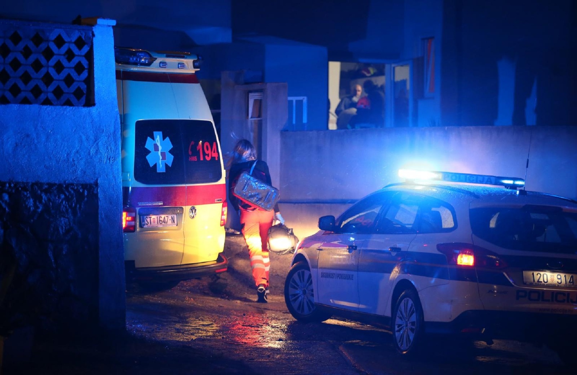 27.09.2020., Dugi Rat, Duce - Policija, vatrogasci i hitna medicinska pomoc u starackom domu na ulazu u Duce nakon pozara u kojem su smrtno stradale dvije osobe. 
Photo: Ivo Cagalj/PIXSELL