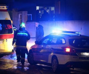 27.09.2020., Dugi Rat, Duce - Policija, vatrogasci i hitna medicinska pomoc u starackom domu na ulazu u Duce nakon pozara u kojem su smrtno stradale dvije osobe. 
Photo: Ivo Cagalj/PIXSELL