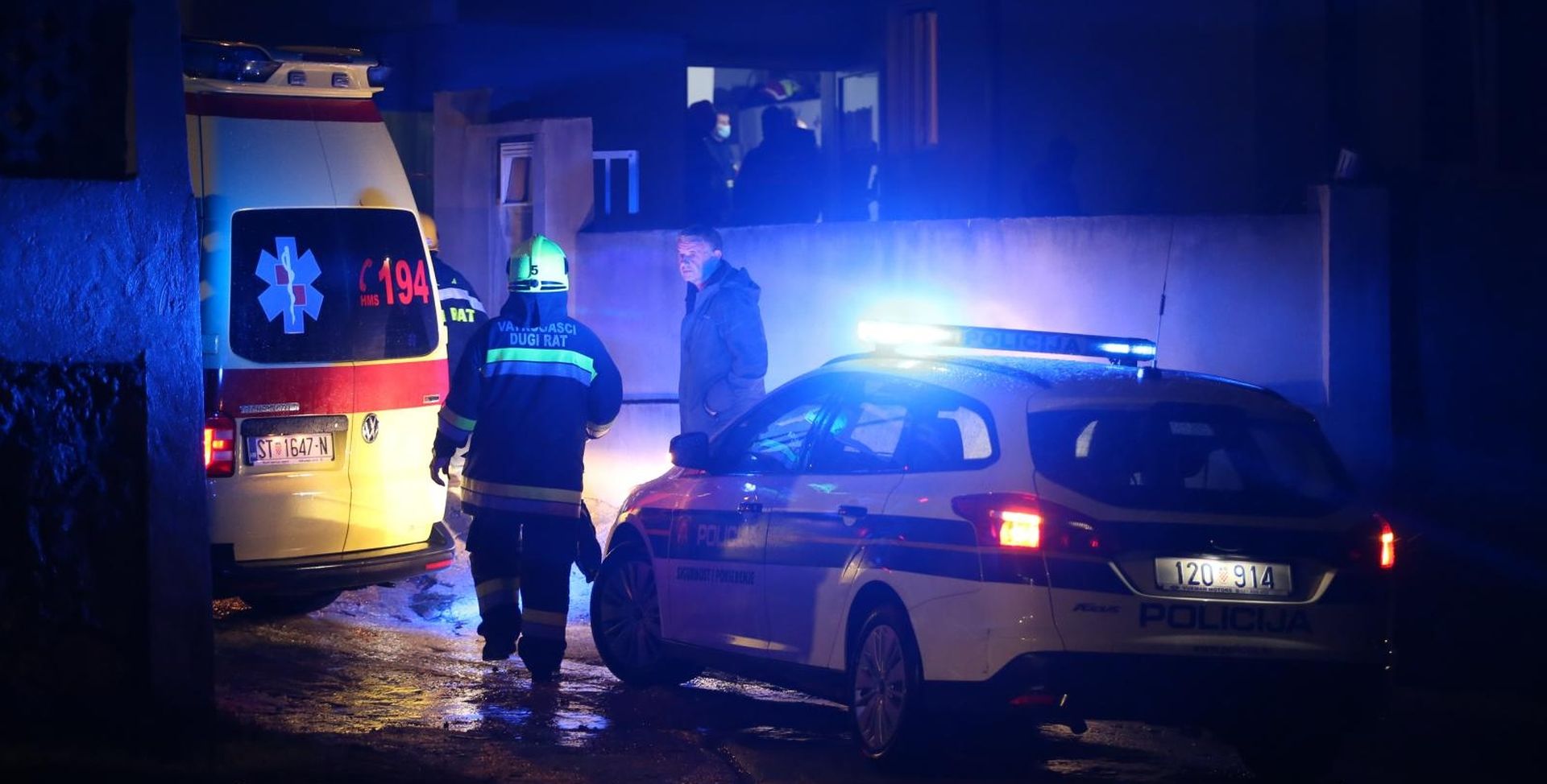 27.09.2020., Dugi Rat, Duce - Policija, vatrogasci i hitna medicinska pomoc u starackom domu na ulazu u Duce nakon pozara u kojem su smrtno stradale dvije osobe. 
Photo: Ivo Cagalj/PIXSELL