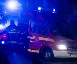 27.09.2020., Dugi Rat, Duce - Policija, vatrogasci i hitna medicinska pomoc u starackom domu na ulazu u Duce nakon pozara u kojem su smrtno stradale dvije osobe. 
Photo: Milan Sabic/PIXSELL