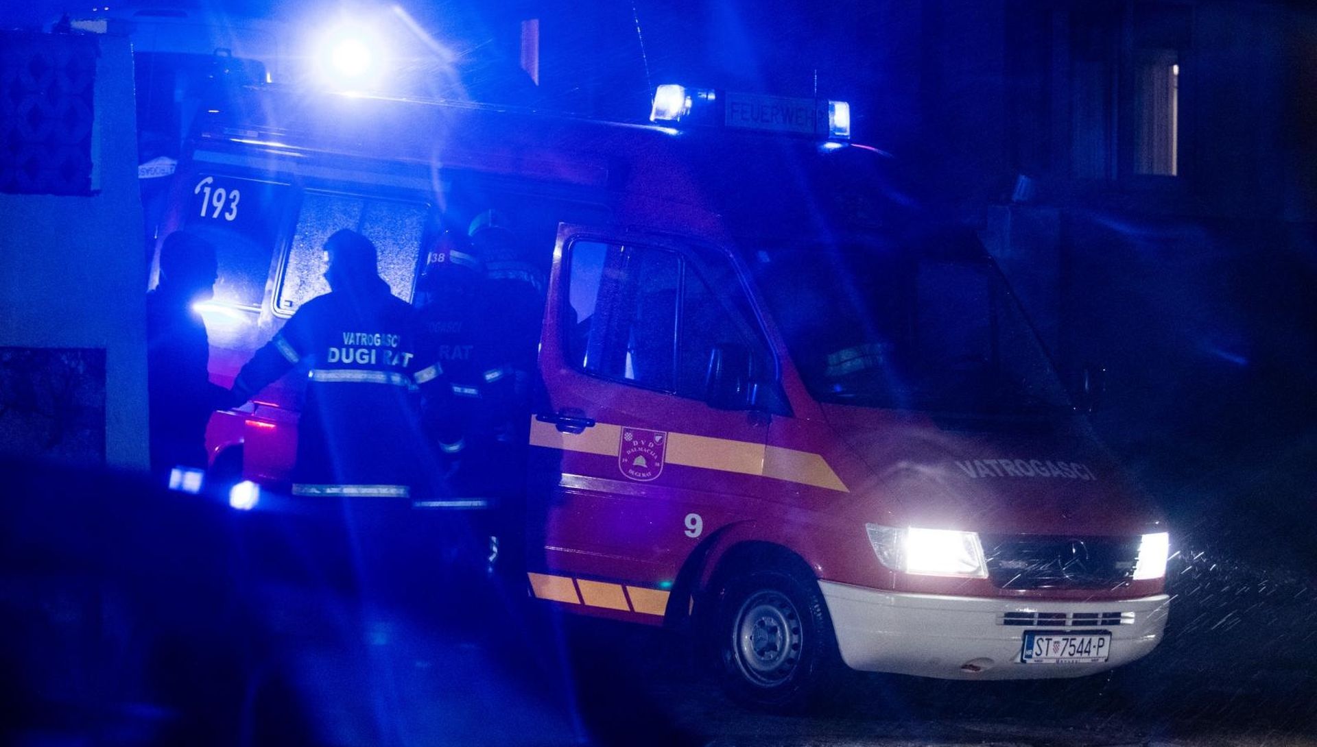 27.09.2020., Dugi Rat, Duce - Policija, vatrogasci i hitna medicinska pomoc u starackom domu na ulazu u Duce nakon pozara u kojem su smrtno stradale dvije osobe. 
Photo: Milan Sabic/PIXSELL