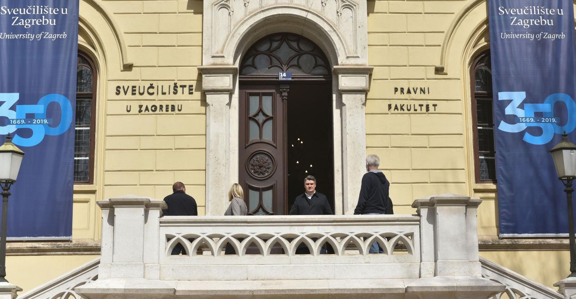 28.03.2020., Zagreb - Predsjednik Republike Hrvatske Zoran Milanovic razgledao je potresom ostecenu zgradu Pravnog fakulteta odnosno Rektorata Sveucilista u Zagrebu u drustvu rektora Damira Borasa.
Photo: Davorin Visnjic/PIXSELL