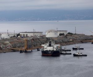 28.09.2019., Omisalj- Uplovljavanje 240 metarskog tankera Albanel natovareneg sirovom naftom na vezove Janafa u omisaljskoj luci. Tankeru su u pristajanju na vez naftnog terminala Janafa pomagala cetiri remorkera.
Photo: Boris Scitar/Vecernji list/PIXSELL