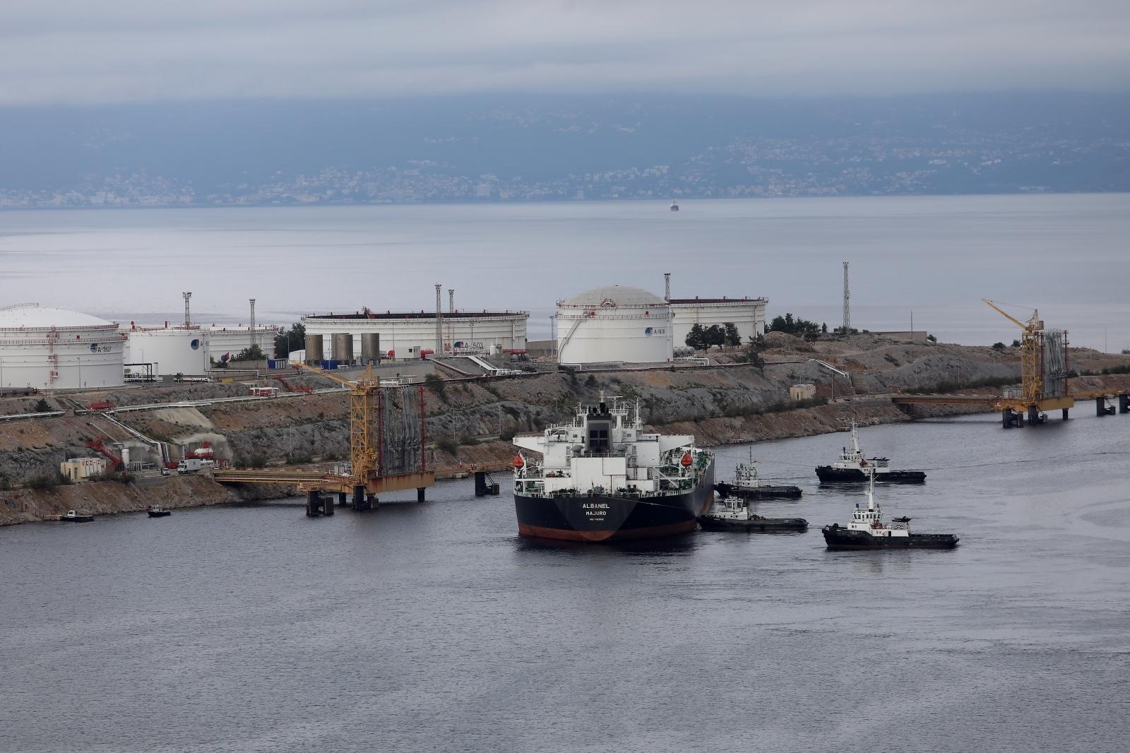 28.09.2019., Omisalj- Uplovljavanje 240 metarskog tankera Albanel natovareneg sirovom naftom na vezove Janafa u omisaljskoj luci. Tankeru su u pristajanju na vez naftnog terminala Janafa pomagala cetiri remorkera.
Photo: Boris Scitar/Vecernji list/PIXSELL