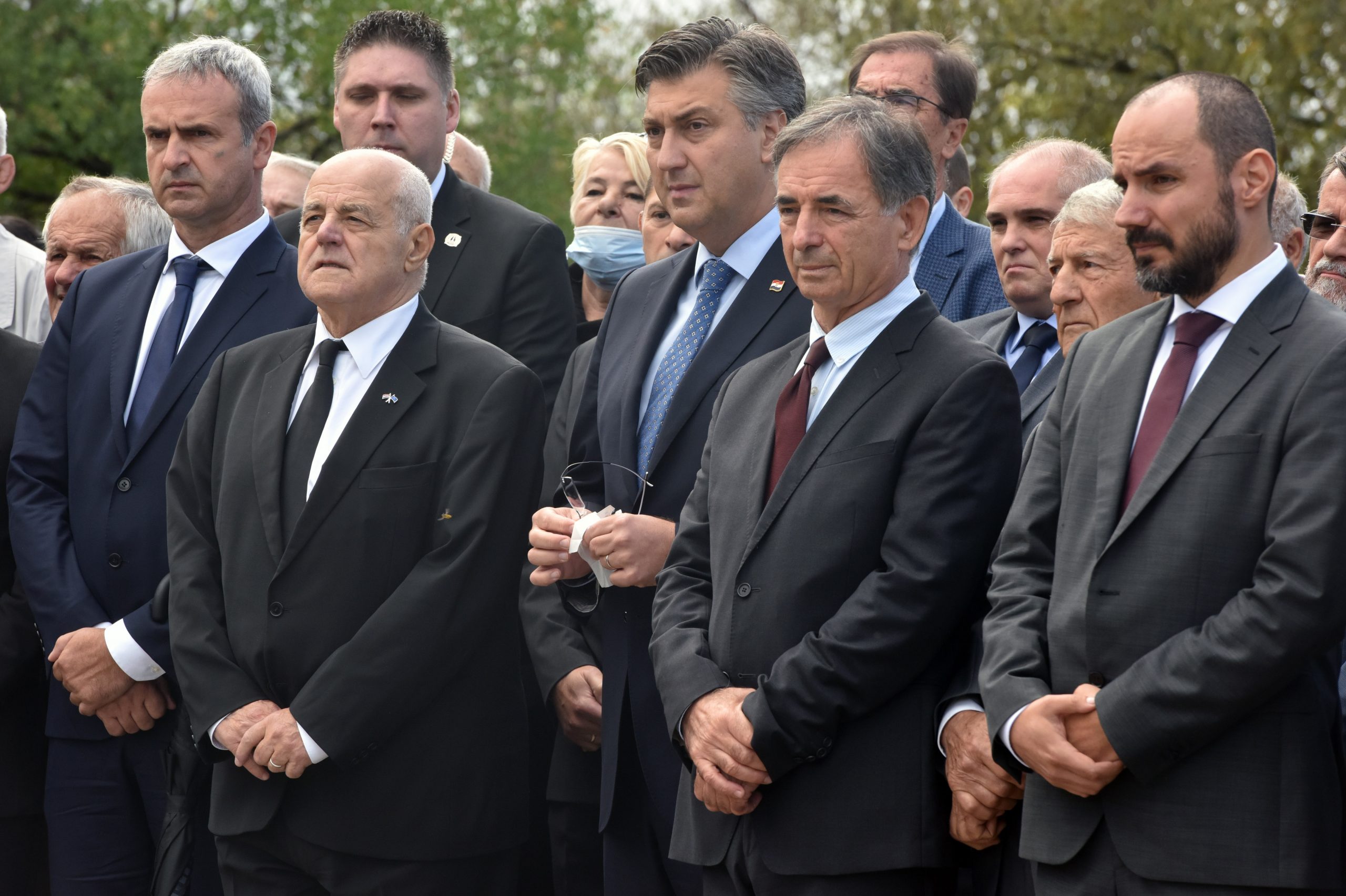 28.09.2020., Varivode - Premijer i predsjednik Vlade RH Andrej Plenkovic na 25. obljetnici i komemoraciji u spomen na srpske civile s podrucja Sibensko-kninske zupanije ubijene nakon akcije Oluja u Varivodama i Gosicu. Andrej Plenkovic, Milorad Pupovac, Boris Milosevic.
Photo: Hrvoje Jelavic/PIXSELL