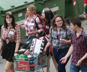 29.05.2020., Karlovac - Osamstotinjak karlovackih i dugoreskih maturanata tradicionalnom povorkom sredistem grada obiljezilo je zavrsetak srednjoskolskog obrazovanja. S obzirom na povoljnu epidemiolosku situaciju u RH i Odlukama Stozera civilne zastite Republike povorka je organizirana u suradnjim sa sluzbama grada Karlovca.
Photo: Kristina Stedul Fabac/PIXSELL