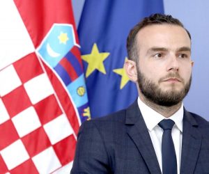 29.06.2020., Zagreb - Na konferenciji za medije odrzanoj u Banskim dvorima premijer Andrej Plenkovic i ministri Darko Horvat i Josip Aladrovic izvijestili su o rezultatima mjera potpore za ocuvanje radnih mjesta tijekom krize radi pandemije COVID-19 te najaviti mjere koje se odnose na skraceno radno vrijeme, samozaposljavanje i pomoc mikropoduzetnicima u borbi protiv posljedica pandemije. Josip Aladrovic. 
Photo: Patrik Macek/PIXSELL