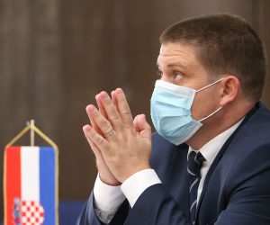 29.09.2020., Zagreb - U Kongresnoj dvorani Ministarstva mora, prometa i infrastrukture potpisan je Sporazum o odrzavanju i rekonstrukciji mostova na granici s BiH. Rijec je o Sporazumu koji se odnosi na odrzavanje i rekonstrukciju deset mostova preko rijeke Save, dok se nekolicina odnosi i na mostove preko rijeka Une i Korane. Ministar mora, prometa i infrastrukture, Oleg Butkovic.  Photo: Marko Prpic/PIXSELL