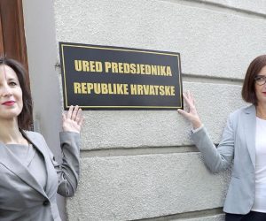 29.09.2020., Zagreb - U Slovenskoj ulici odrzan je performans na kojem su saborske zastupnice Dalija Oreskovic i Marijana Puljak svecano postavile plocu Ureda predsjednika Republike Hrvatske na prostor "Kluba Dragana Kovacevica" u Zagrebu. Photo: Patrik Macek/PIXSELL