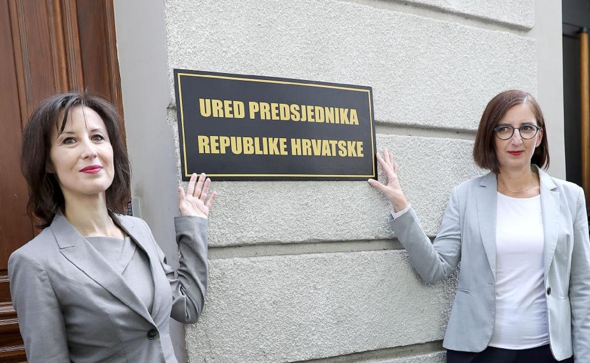 29.09.2020., Zagreb - U Slovenskoj ulici odrzan je performans na kojem su saborske zastupnice Dalija Oreskovic i Marijana Puljak svecano postavile plocu Ureda predsjednika Republike Hrvatske na prostor "Kluba Dragana Kovacevica" u Zagrebu. Photo: Patrik Macek/PIXSELL