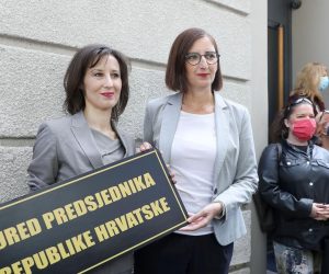 29.09.2020., Zagreb - U Slovenskoj ulici odrzan je performans na kojem su saborske zastupnice Dalija Oreskovic i Marijana Puljak svecano postavile plocu Ureda predsjednika Republike Hrvatske na prostor "Kluba Dragana Kovacevica" u Zagrebu. Photo: Patrik Macek/PIXSELL