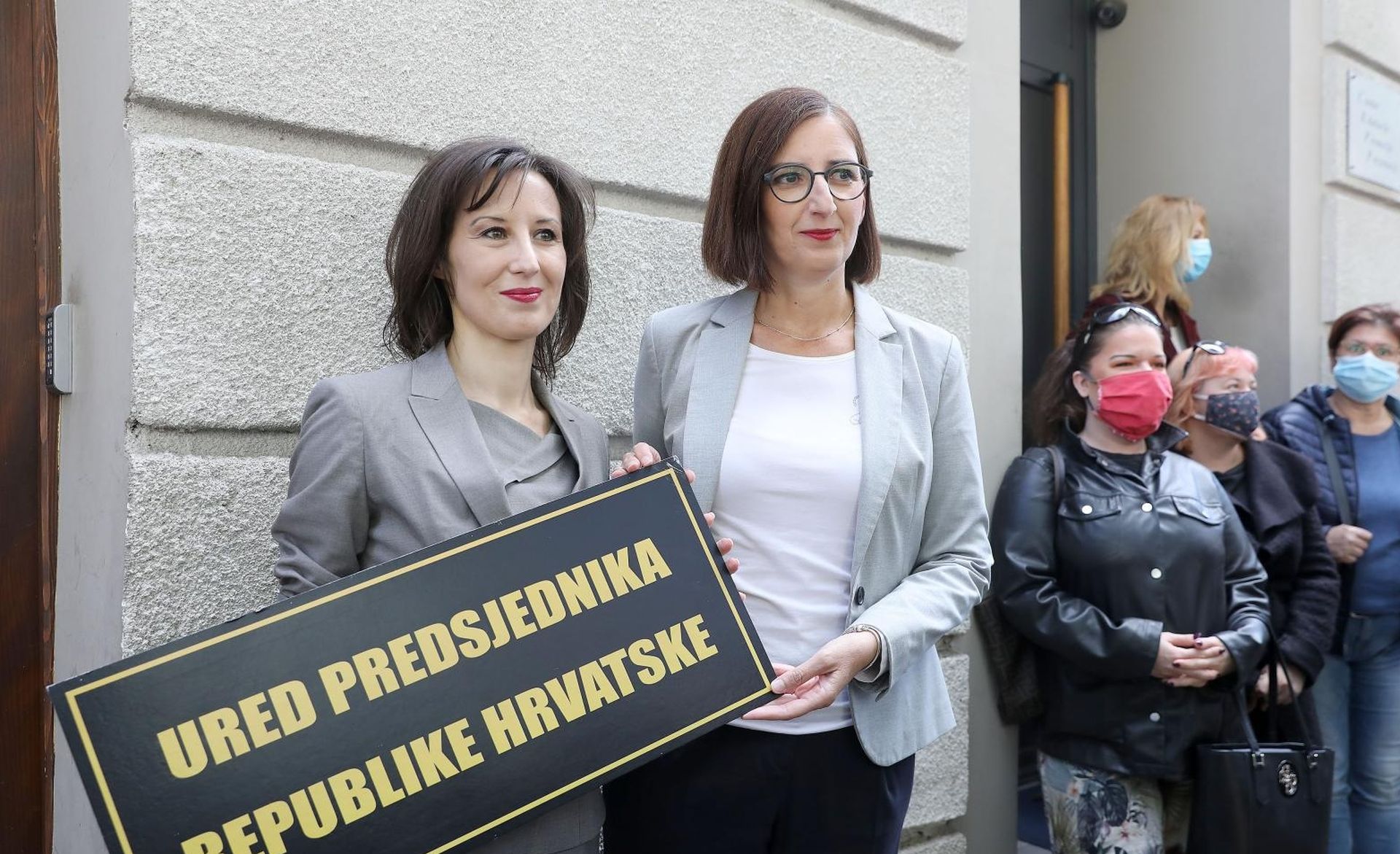 29.09.2020., Zagreb - U Slovenskoj ulici odrzan je performans na kojem su saborske zastupnice Dalija Oreskovic i Marijana Puljak svecano postavile plocu Ureda predsjednika Republike Hrvatske na prostor "Kluba Dragana Kovacevica" u Zagrebu. Photo: Patrik Macek/PIXSELL