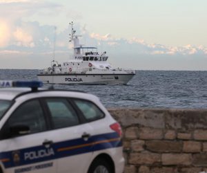 29.12.2017., Savudrija - Ribari i policija na moru uz granicu sa Slovenijom. 
Photo: Goran Kovacic/PIXSELL