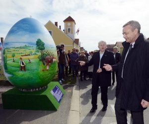30.03.2015., Sracinec - Opcina Sracinec je od Koprivnicko - Krizevacke zupanije uoci Uskrsa na posudbu dobila pisanicu Pisanica od Srca. Primopredaji pisanice nazocili su zamjenik ministra gospodarstva Alen Leveric, zupani Predrag Stromar i Darko Koren te nacelnik opcine Bozidar Novoselec. Rijec je o projektu koji je od 2007. godine, kada je pokrenut, postao prepoznatljiv ne samo u cijeloj Hrvatskoj, nego i diljem svijeta, a promovira Hrvatsku, Podravinu i podravsku naivnu umjetnost
Photo: Marko Jurinec/PIXSELL