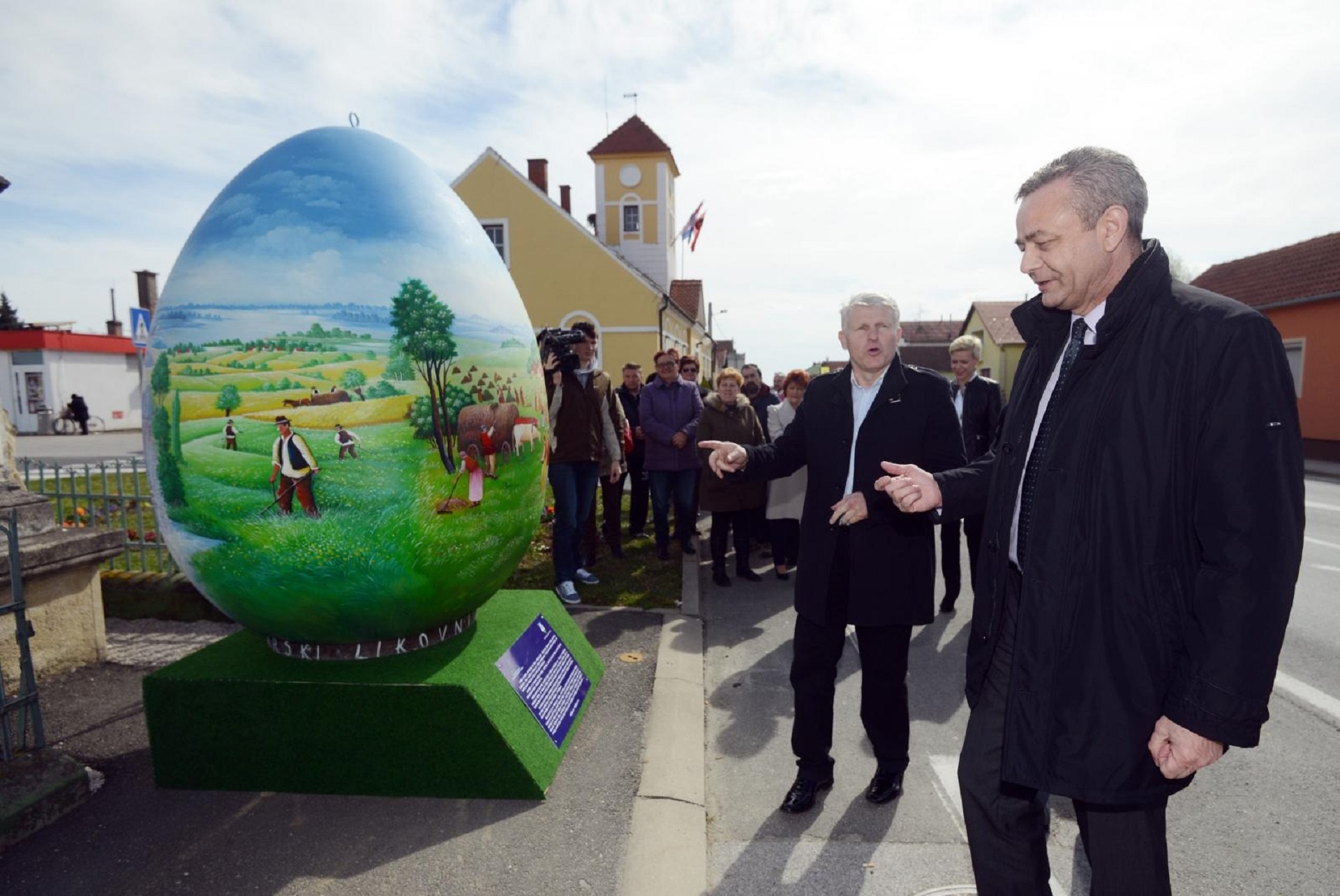 30.03.2015., Sracinec - Opcina Sracinec je od Koprivnicko - Krizevacke zupanije uoci Uskrsa na posudbu dobila pisanicu Pisanica od Srca. Primopredaji pisanice nazocili su zamjenik ministra gospodarstva Alen Leveric, zupani Predrag Stromar i Darko Koren te nacelnik opcine Bozidar Novoselec. Rijec je o projektu koji je od 2007. godine, kada je pokrenut, postao prepoznatljiv ne samo u cijeloj Hrvatskoj, nego i diljem svijeta, a promovira Hrvatsku, Podravinu i podravsku naivnu umjetnost
Photo: Marko Jurinec/PIXSELL