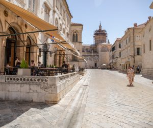 31.08.2020., Stara gradska jezgra, Dubrovnik - Gotovo prazni kafici i malobrojni turisti u staroj gradskoj jezgri.
Photo: Grgo Jelavic/PIXSELL