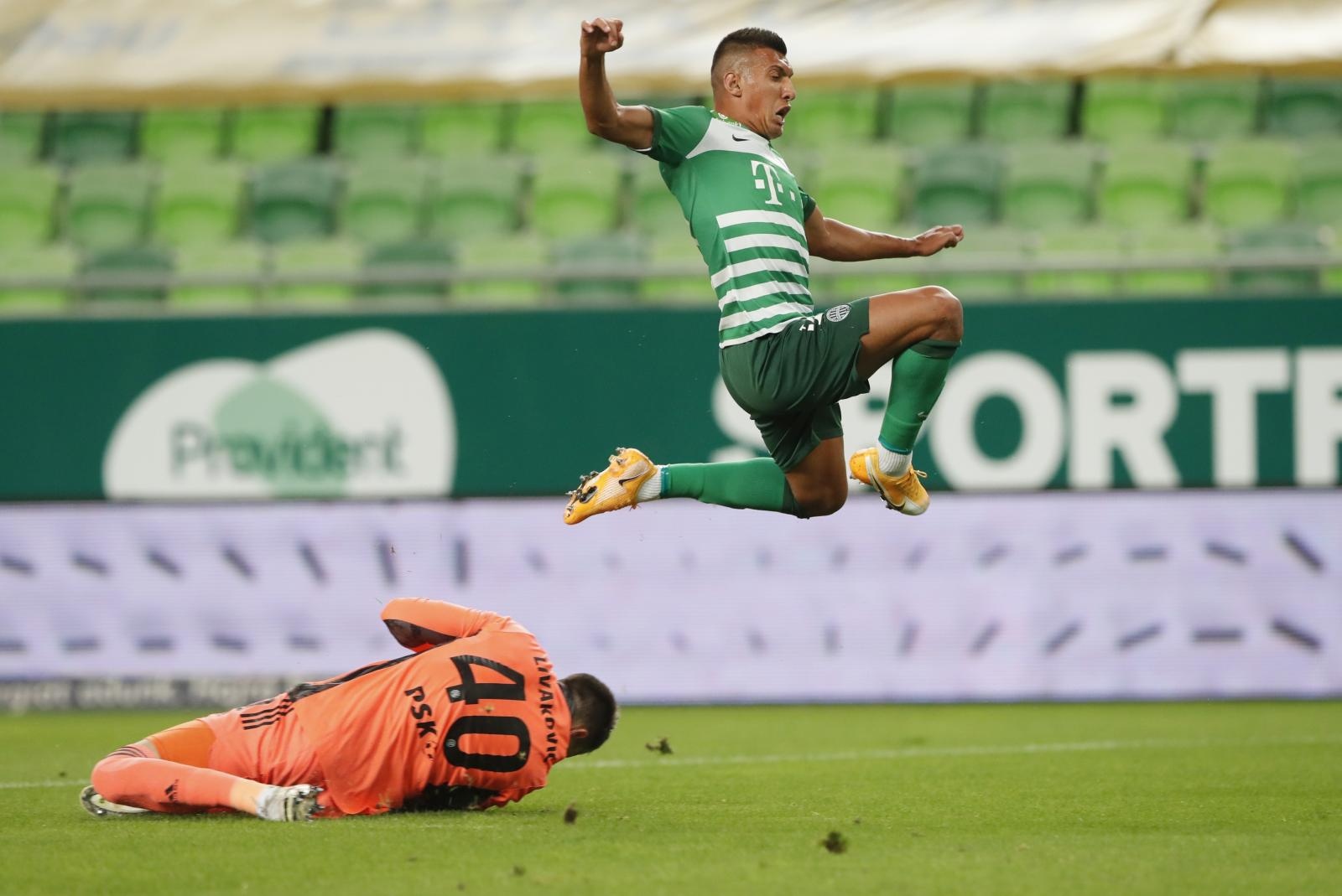 Champions League - Third Qualifying Round - Ferencvaros v GNK Dinamo Zagreb Soccer Football - Champions League - Third Qualifying Round - Ferencvaros v GNK Dinamo Zagreb - Groupama Arena, Budapest, Hungary - September 16, 2020. Ferencvaros' Myrto Uzuni in action with GNK Dinamo Zagreb's Dominik Livakovic . REUTERS/Bernadett Szabo BERNADETT SZABO