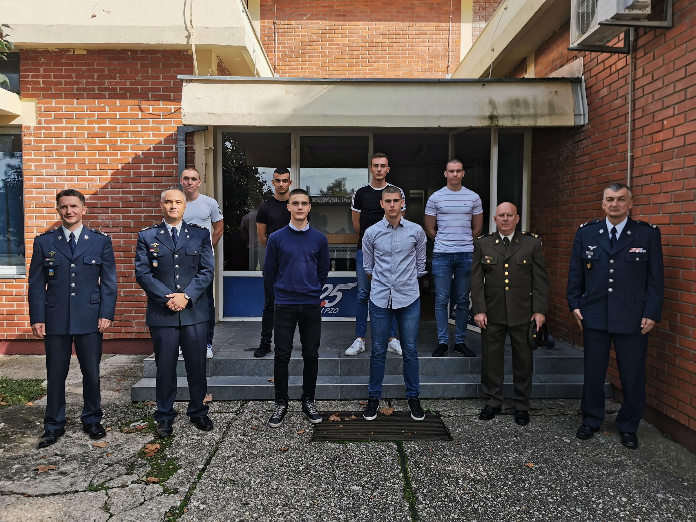 U subotu, 10. listopada 2020. godine u 14:00 sati u vojarni "Pukovnik Marko Živković" u Velikoj Gorici, šest učenika srednjih škola je potpisalo ugovor s Ministarstvom obrane RH o stipendiranju tijekom četvrte godine srednje škole | Foto: HRZ/ A. Trupinić
