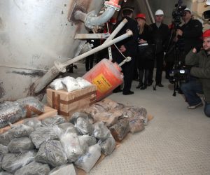 Naice, 23.11.2009 - U tvornici Naicecement d.d. danas je spaljeno oko 500 kilograma opojnih droga oduzetih tijekom provoðenja policijskih akcija u posljednje èetiri godine. U peæima ove tvornice spaljena je droga oduzeta tijekom 1278 policijskih akcija, a rijeè je o preteito manjim zapljenama droga, koje su policijski slubenici obavili u razdoblju od 2005. do 2009. godine.
foto FaH/ ua