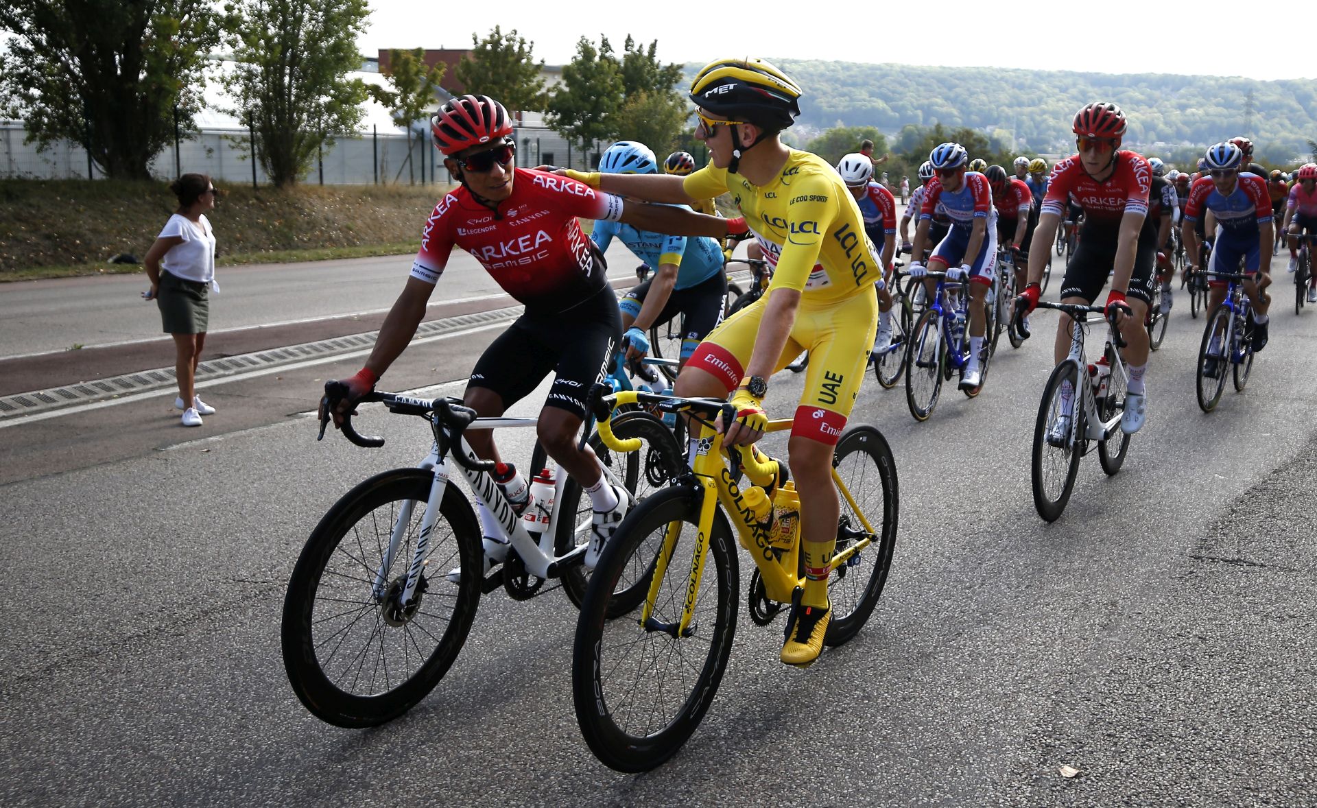 epa08684194 Slovenian rider Tadej Pogacar (CR) of UAE-Team Emirates wearing the overall leader's yellow jersey and Colombian rider Nairo Quintana (L) of Arkea-Samsic team greet each other during the 21st stage of the Tour de France cycling race over 122 km from Mantes la Jolie to Paris, France, 20 September 2020.  EPA/SEBASTIEN NOGIER
