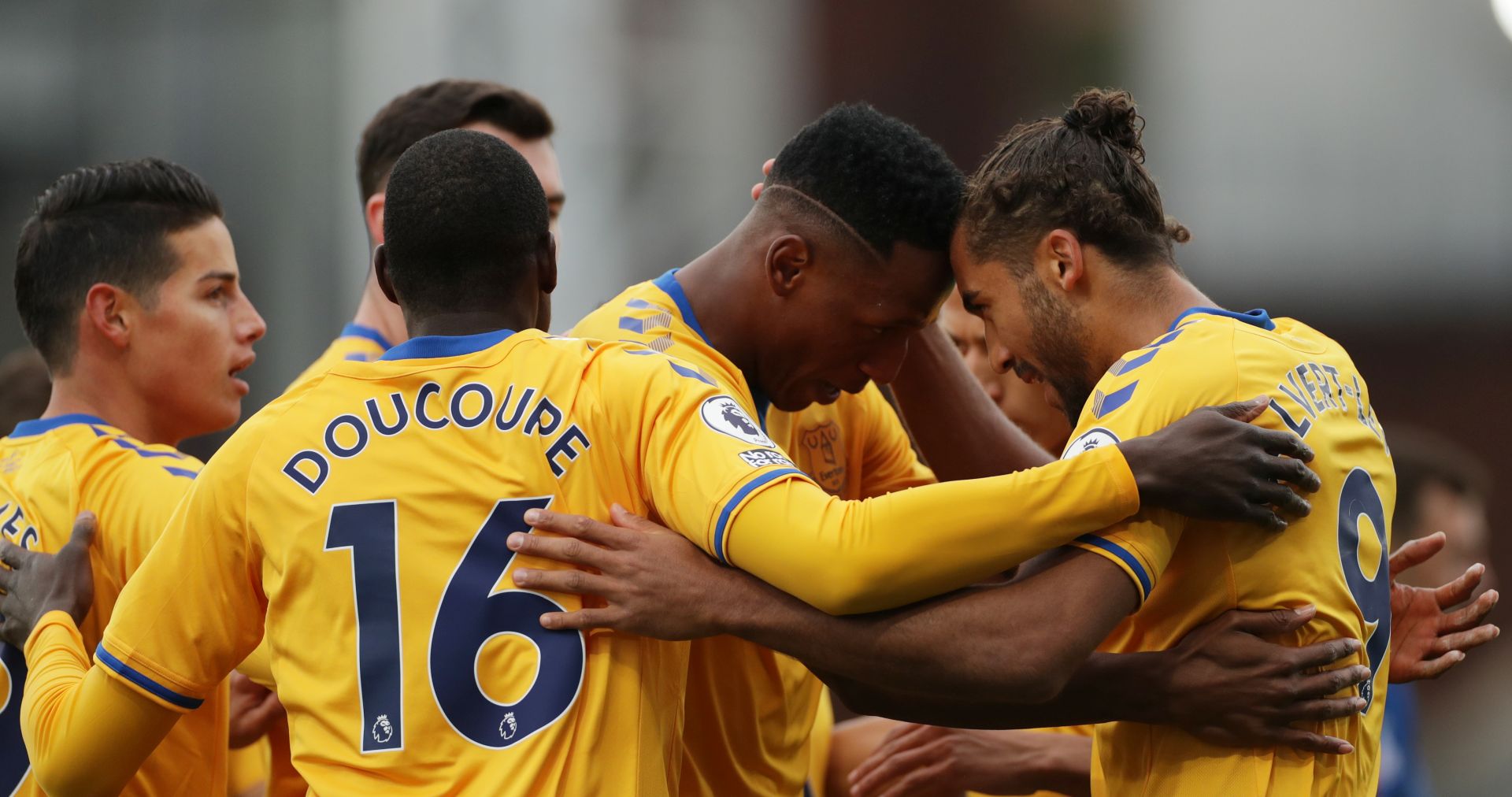 epa08699129 Dominic Calvert-Lewin (R) of Everton celebrates with teammates after scoring the opening goal during the English Premier League match between Crystal Palace and Everton in London, Britain, 26 September 2020.  EPA/Bradley Collyer / POOL EDITORIAL USE ONLY. No use with unauthorized audio, video, data, fixture lists, club/league logos or 'live' services. Online in-match use limited to 120 images, no video emulation. No use in betting, games or single club/league/player publications.