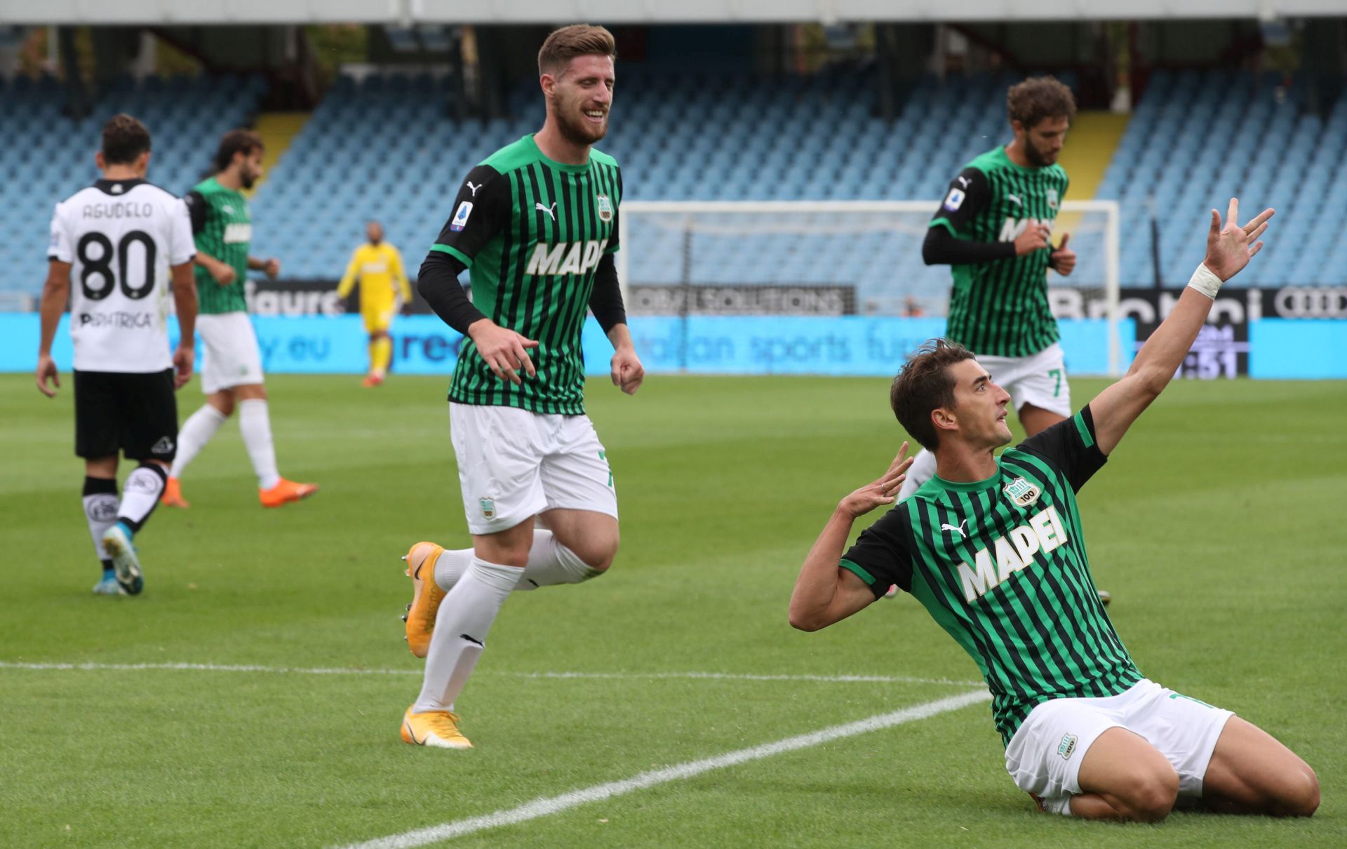 epa08700863 Sassuolo's Filip Djuricic (R) celebrates after scoring the 1-0 lead during the Italian Serie A soccer match between Spezia Calcio and US Sassuolo Calcio in Cesena, Italy, 27 September 2020.  EPA/PASQUALE BOVE