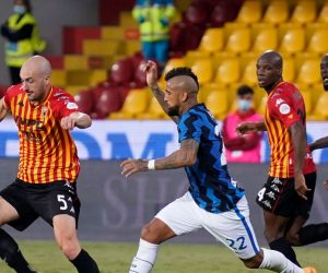 epa08709451 Benevento Calcio's Luca Caldirola (L) and Inter Milan's Arturo Vidal (2-L) in action during the Italian Serie A soccer match Benevento Calcio vs FC Inter in Benevento, Italy, 30 September 2020.  EPA/MARIO TADDEO