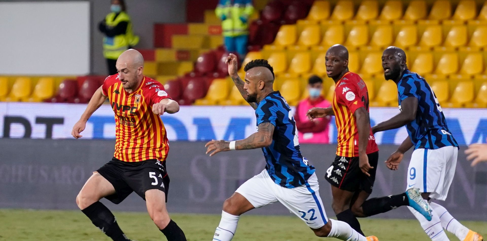 epa08709451 Benevento Calcio's Luca Caldirola (L) and Inter Milan's Arturo Vidal (2-L) in action during the Italian Serie A soccer match Benevento Calcio vs FC Inter in Benevento, Italy, 30 September 2020.  EPA/MARIO TADDEO