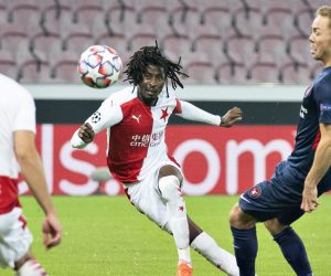epa08709898 Slavia Prague's Peter Olayinka (C) scores the 1-0 goal during the UEFA Champions League playoff second leg soccer match between FC Midtjylland and Slavia Prague at MCH Arena in Herning, Denmark, 30 September 2020.  EPA/Henning Bagger  DENMARK OUT