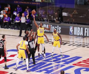 epa08710672 Los Angeles Lakers forward Dwight Howard (2-R) takes the opening tip-off against the Miami Heat in the first half of their NBA Finals basketball game one at the ESPN Wide World of Sports Complex in Kissimmee, Florida, USA, 30 September 2020.  EPA/ERIK S. LESSER  SHUTTERSTOCK OUT