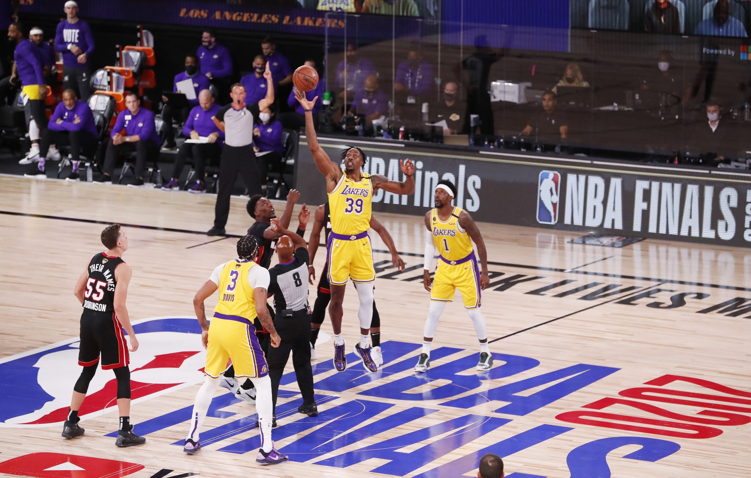 epa08710672 Los Angeles Lakers forward Dwight Howard (2-R) takes the opening tip-off against the Miami Heat in the first half of their NBA Finals basketball game one at the ESPN Wide World of Sports Complex in Kissimmee, Florida, USA, 30 September 2020.  EPA/ERIK S. LESSER  SHUTTERSTOCK OUT