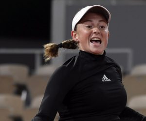 epa08711316 Jelena Ostapenko of Latvia in action against Karolina Pliskova of the Czech Republic during their women’s second round match during the French Open tennis tournament at Roland ​Garros in Paris, France, 01 October 2020.  EPA/JULIEN DE ROSA