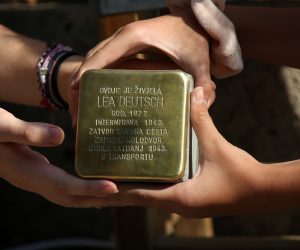Zagreb, 01.10.2020 -  U znak sjećanja na žrtve ustaškoga i nacističkoga režima u Zagrebu koje su deportirane u logore smrti i ubijene za vrijeme nacizma, Centar za promicanje tolerancije i očuvanje sjećanja na holokaust i Židovska vjerska zajednica “Bet Israel” postavio je prvi od dvadeset Stolpersteina / Kamena spoticanja u sjećanje na zagrebačku židovsku djevojčicu Leu Deutsch. foto HINA/ Daniel KASAP/ dk