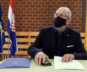 Zagreb, 02.10.2020. - Sastanak Stožera civilne zaštite Republike Hrvatske s predstavnicima glazbene industrije i ugostiteljstva na temu poduzimanja daljnjih mjera i aktivnosti vezanih za borbu protiv širenja koronavirusa.
Na fotografiji Davor Božinović.
foto HINA/ Edvard ŠUŠAK/ es