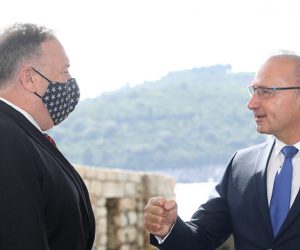 Dubrovnik, 02.10.2020 - Američki državni tajnik Michael R. Pompeo i ministar vanjskih i europskih poslova Republike Hrvatske Gordan Grlić Radman prošetali su Stradunom nakon čega su posjetili Memorijalnu kuću Rona Browna.
foto HINA/ Damir SENČAR/ ds