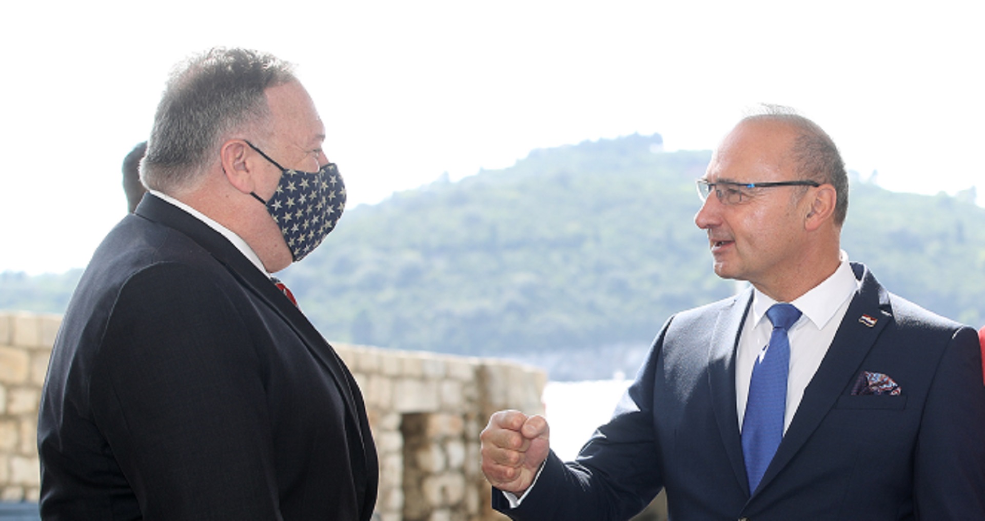 Dubrovnik, 02.10.2020 - Američki državni tajnik Michael R. Pompeo i ministar vanjskih i europskih poslova Republike Hrvatske Gordan Grlić Radman prošetali su Stradunom nakon čega su posjetili Memorijalnu kuću Rona Browna.
foto HINA/ Damir SENČAR/ ds