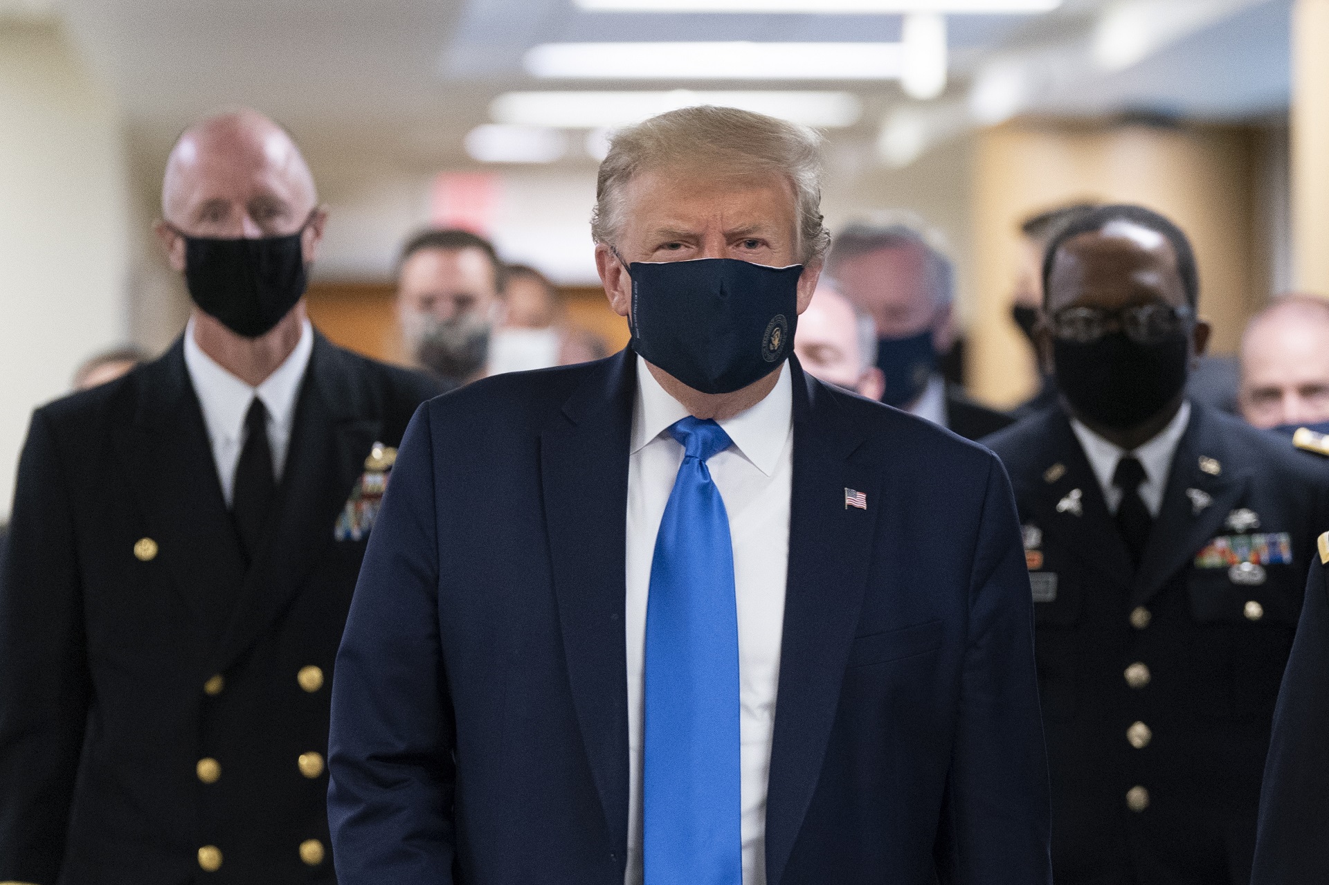 epa08714820 (FILE) - US President Donald J. Trump (C) wears a face mask as he arrives to visit with wounded military members and front line coronavirus healthcare workers at Walter Reed National Military Medical Center in Bethesda, Maryland, USA, 11 July 2020 (reissued 02 October 2020). According to tweets by Trump and his wife Melania, both the President and the First Lady have tested positive for the SARS-CoV-2 coronavirus. US Presidential Councelor Hope Hicks had also tested positive for the virus.  EPA/CHRIS KLEPONIS / POOL *** Local Caption *** 56209775