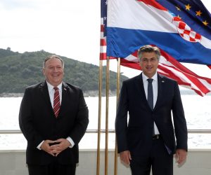 Dubrovnik, 02.10.2020 - Državni tajnik Sjedinjenih Američkih Država Michael R. Pompeo u službenom je posjetu Republici Hrvatskoj. Prije početka sastanka s predsjednikom Vlade Andrejem Plenkovićem, Pompeo se upisao u Zlatnu knjigu.
foto HINA/ POOL/ Damir SENČAR/ ds