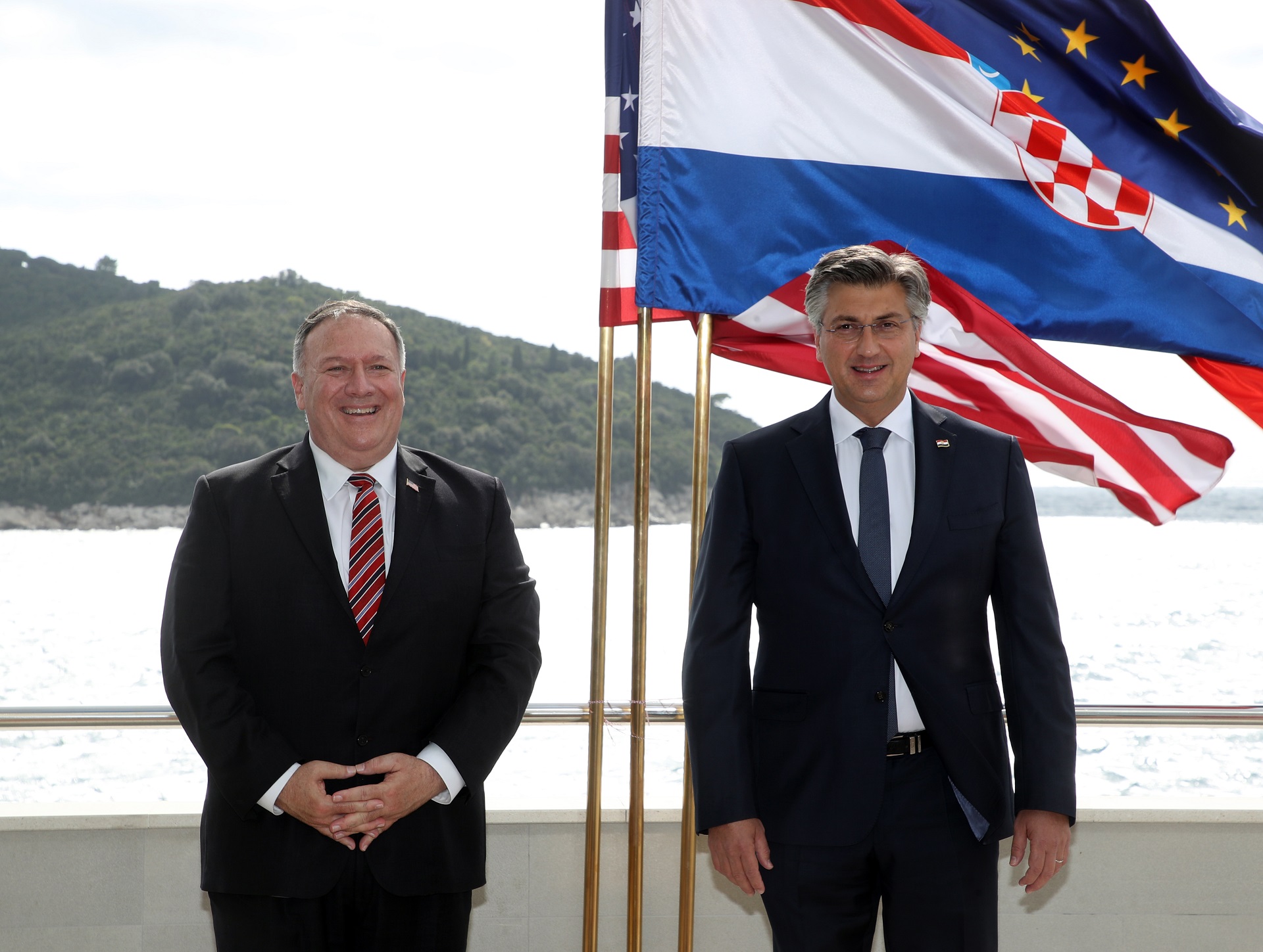 Dubrovnik, 02.10.2020 - Državni tajnik Sjedinjenih Američkih Država Michael R. Pompeo u službenom je posjetu Republici Hrvatskoj. Prije početka sastanka s predsjednikom Vlade Andrejem Plenkovićem, Pompeo se upisao u Zlatnu knjigu.
foto HINA/ POOL/ Damir SENČAR/ ds