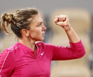 epa08715298 Simona Halep of Romania reacts after winning against Amanda Anisimova of the USA in their women’s third round match during the French Open tennis tournament at Roland ​Garros in Paris, France, 02 October 2020.  EPA/IAN LANGSDON