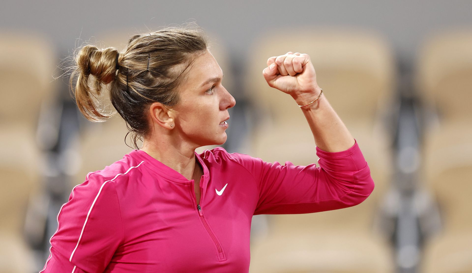 epa08715298 Simona Halep of Romania reacts after winning against Amanda Anisimova of the USA in their women’s third round match during the French Open tennis tournament at Roland ​Garros in Paris, France, 02 October 2020.  EPA/IAN LANGSDON