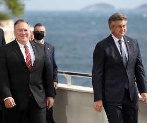 Dubrovnik, 02.10.2020 - Predsjednik Vlade Andrej Plenkovic i Dravni tajnik Sjedinjenih Americkih Drava Michael R. Pompeo odrali su zajednicku tiskovnu konferenciju nakon sastanka u hotelu Excelsior u Dubrovniku. Na slici Andrej Plenkovic i Michael R. Pompeo.
foto HINA/ Damir SENCAR/ ds