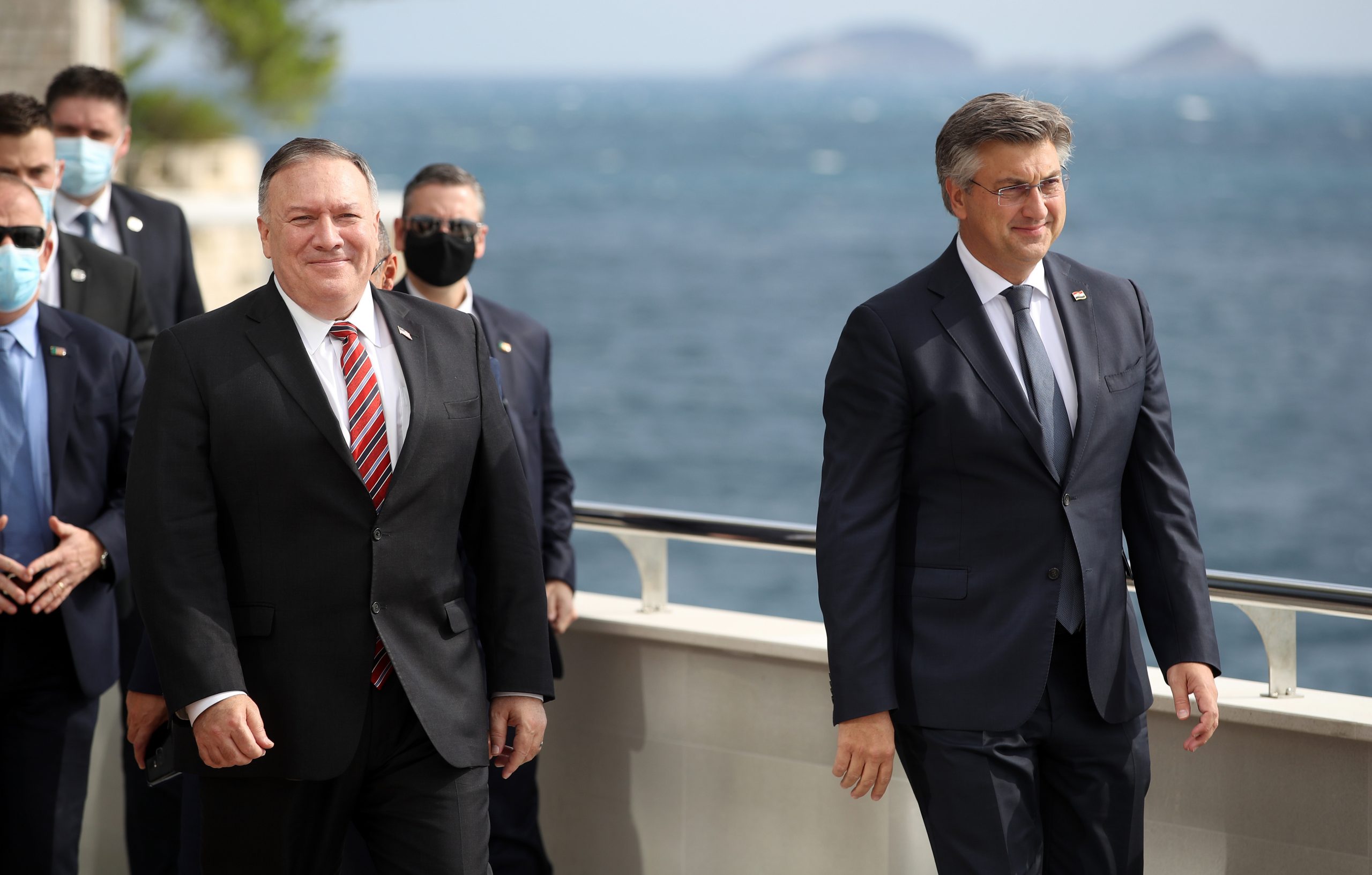Dubrovnik, 02.10.2020 - Predsjednik Vlade Andrej Plenkovic i Dravni tajnik Sjedinjenih Americkih Drava Michael R. Pompeo odrali su zajednicku tiskovnu konferenciju nakon sastanka u hotelu Excelsior u Dubrovniku. Na slici Andrej Plenkovic i Michael R. Pompeo.
foto HINA/ Damir SENCAR/ ds