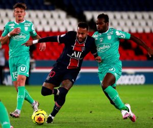 epa08716296 Paris Saint-Germain's Neymar (C) and Anger's Anthony Gomez (R) in action during the French Ligue 1 soccer match between Paris Saint-Germain (PSG) and Angers SCO at the Parc des Princes stadium in Paris, France, 02 October 2020.  EPA/CHRISTOPHE PETIT TESSON